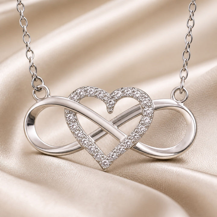 Colar com Pendente em Coração Infinito de Ouro Branco