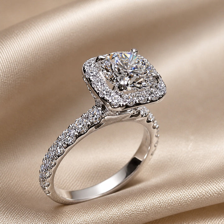 Anel Charmoso de Ouro Branco com Zircônia Cravejada