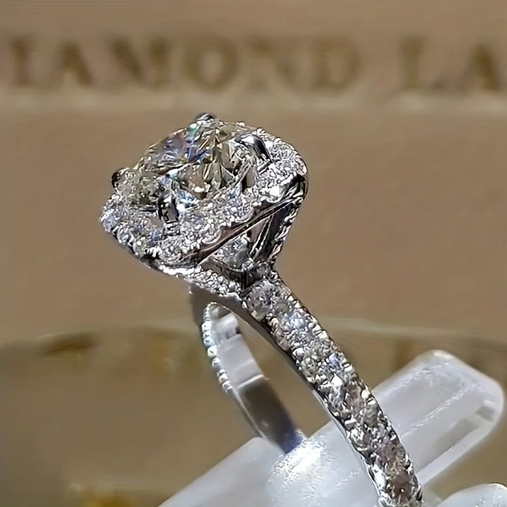 Anel Charmoso de Ouro Branco com Zircônia Cravejada