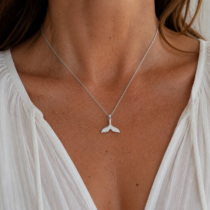Colar Elegante com Cauda de Baleia