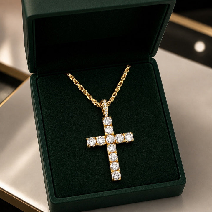 Colar Clássico de Cruz com Diamante