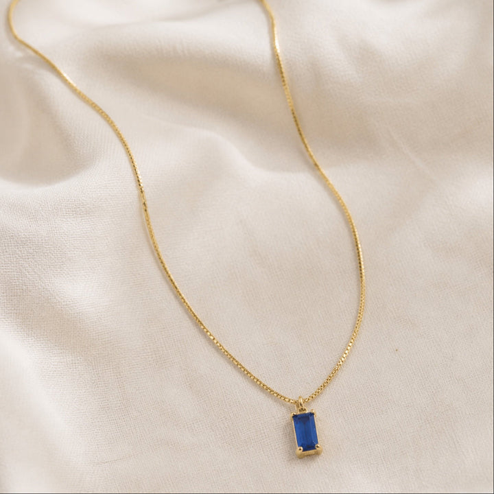 Colar Minimalista com Pendente de Safira