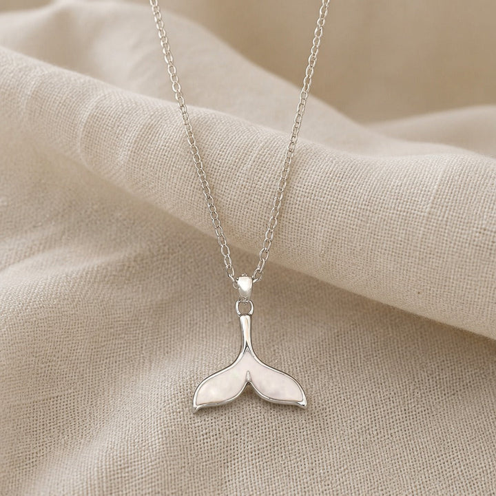 Colar Elegante com Cauda de Baleia