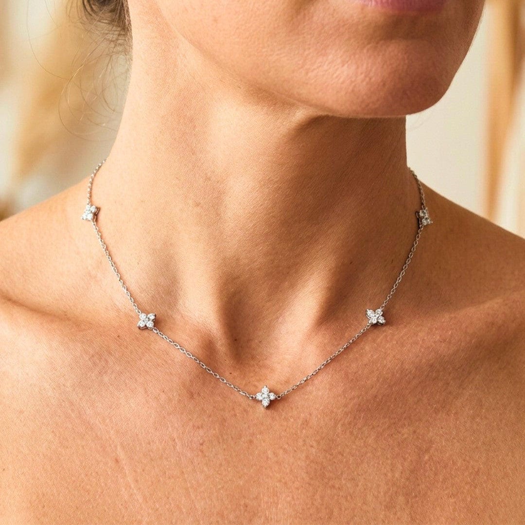 Colar de Zircônia Incrustado em Forma de Flor