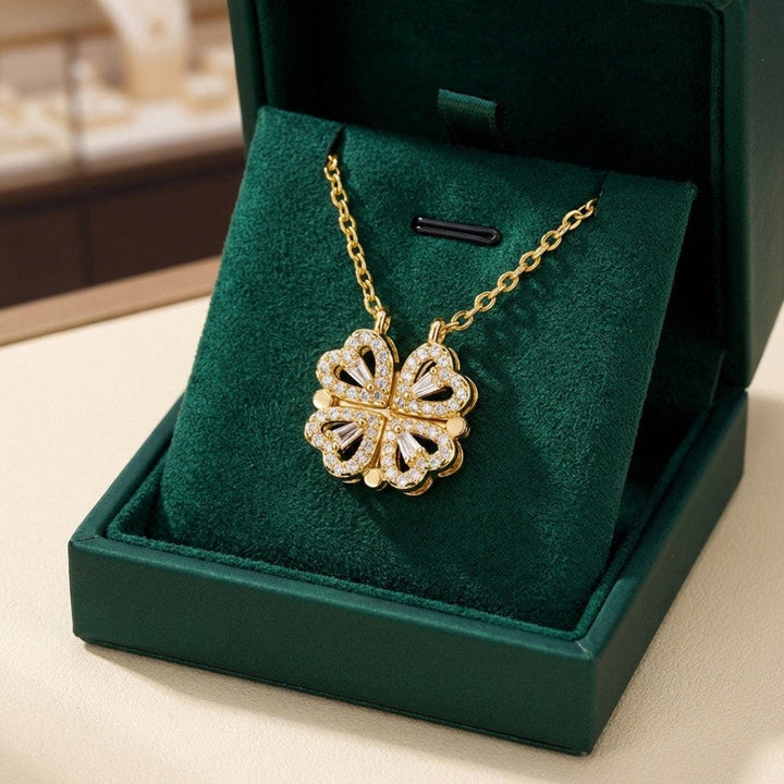 Colar de Trevo Dourado com Pendente de Coração em Pedra de Zircão
