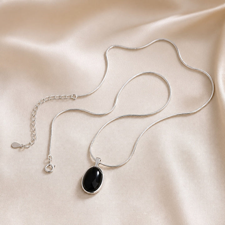 Colar Oval Preto Elegante em Ouro Branco
