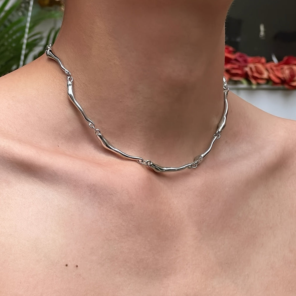 Colar Torcido de Onda em Ouro Branco