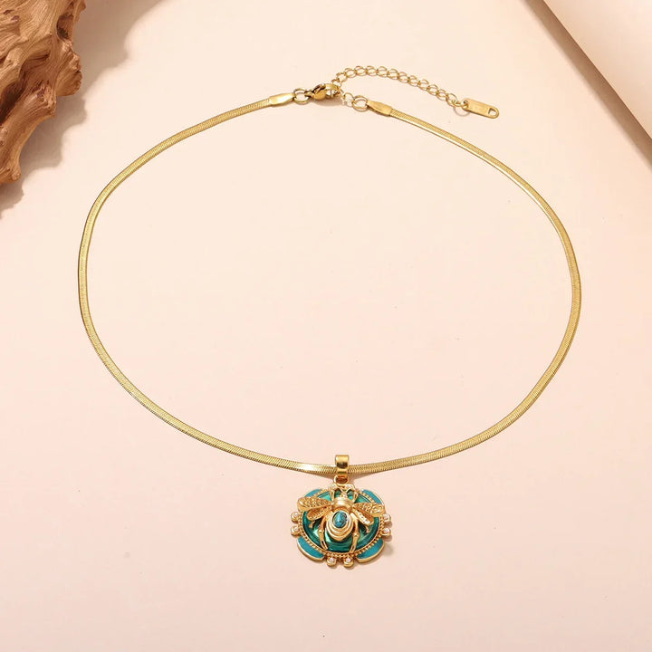Colar com Pendente de Abelha em Ouro Chic e Turquesa