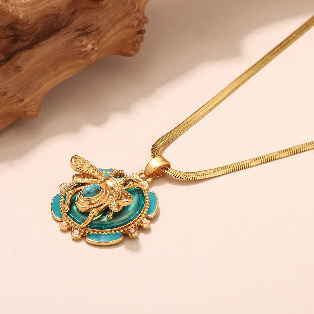 Colar com Pendente de Abelha em Ouro Chic e Turquesa
