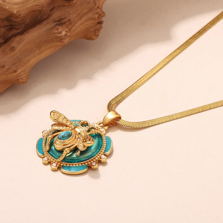 Colar com Pendente de Abelha em Ouro Chic e Turquesa