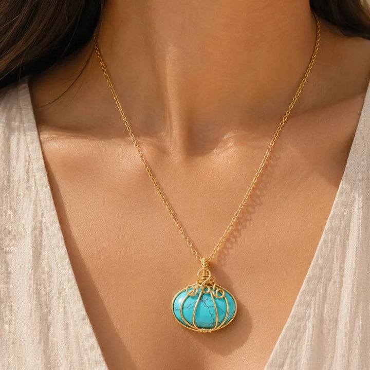 Sereia Antiga – Colar Dourado com Pendente Artesanal