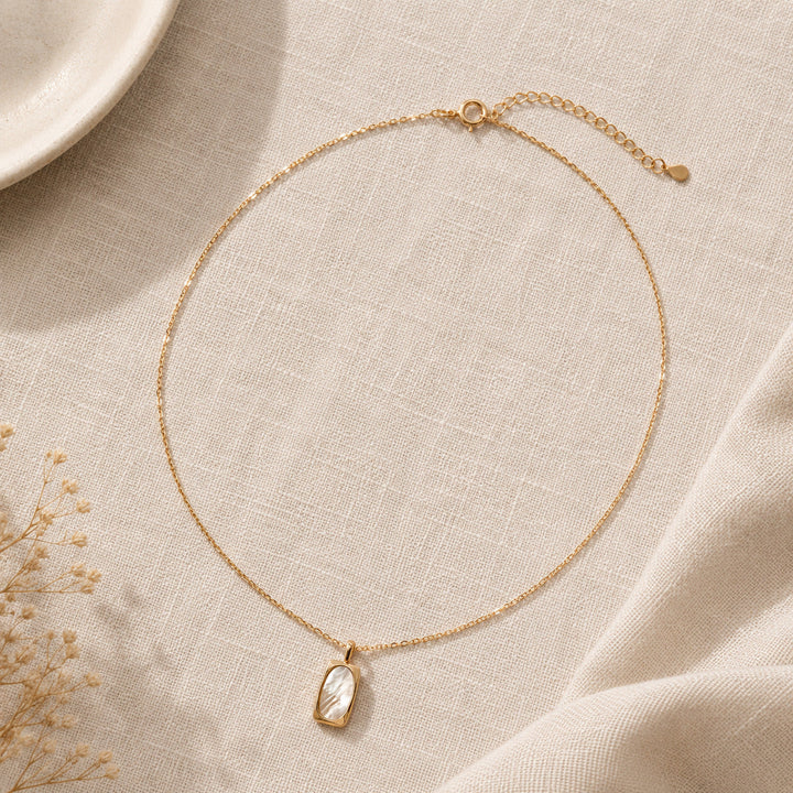 Colar Dourado com Pérola de Opala