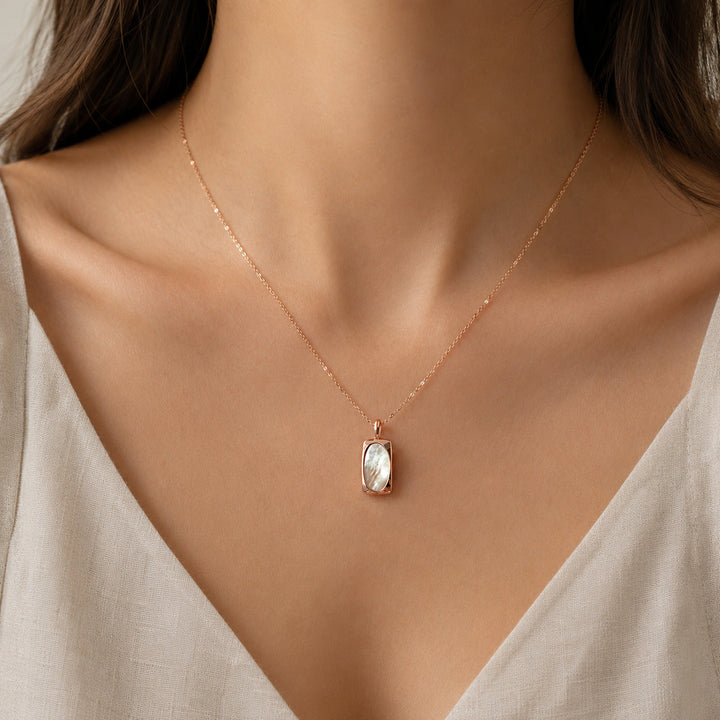 Colar Dourado com Pérola de Opala