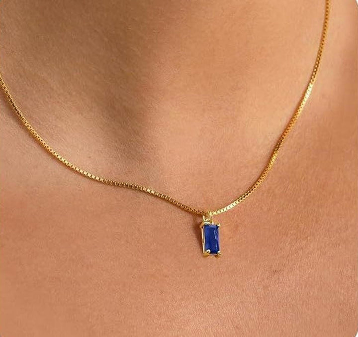 Colar Minimalista com Pendente de Safira