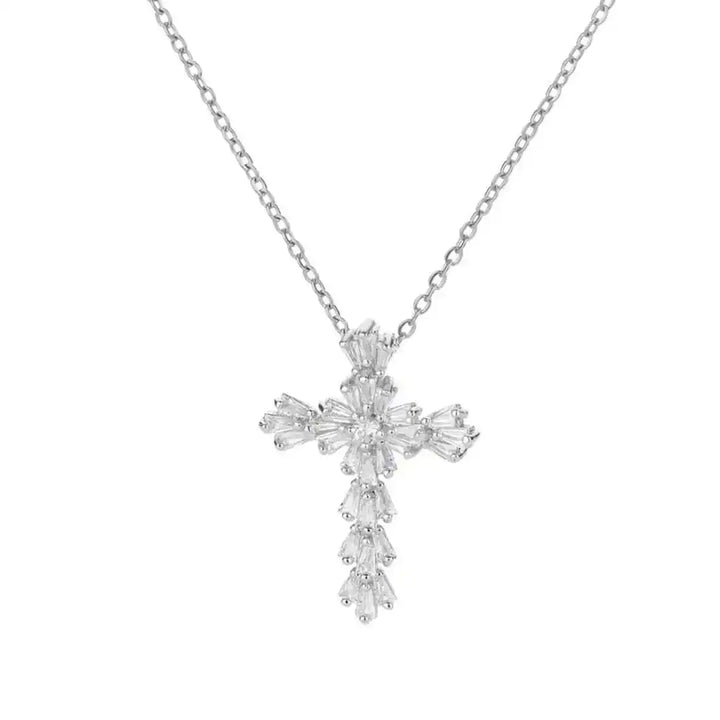 Colar Cruz Prateado com Zircónia – Design Atemporal