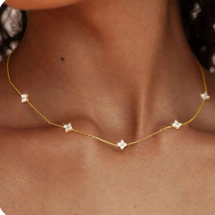 Colar de Zircônia Incrustado em Forma de Flor