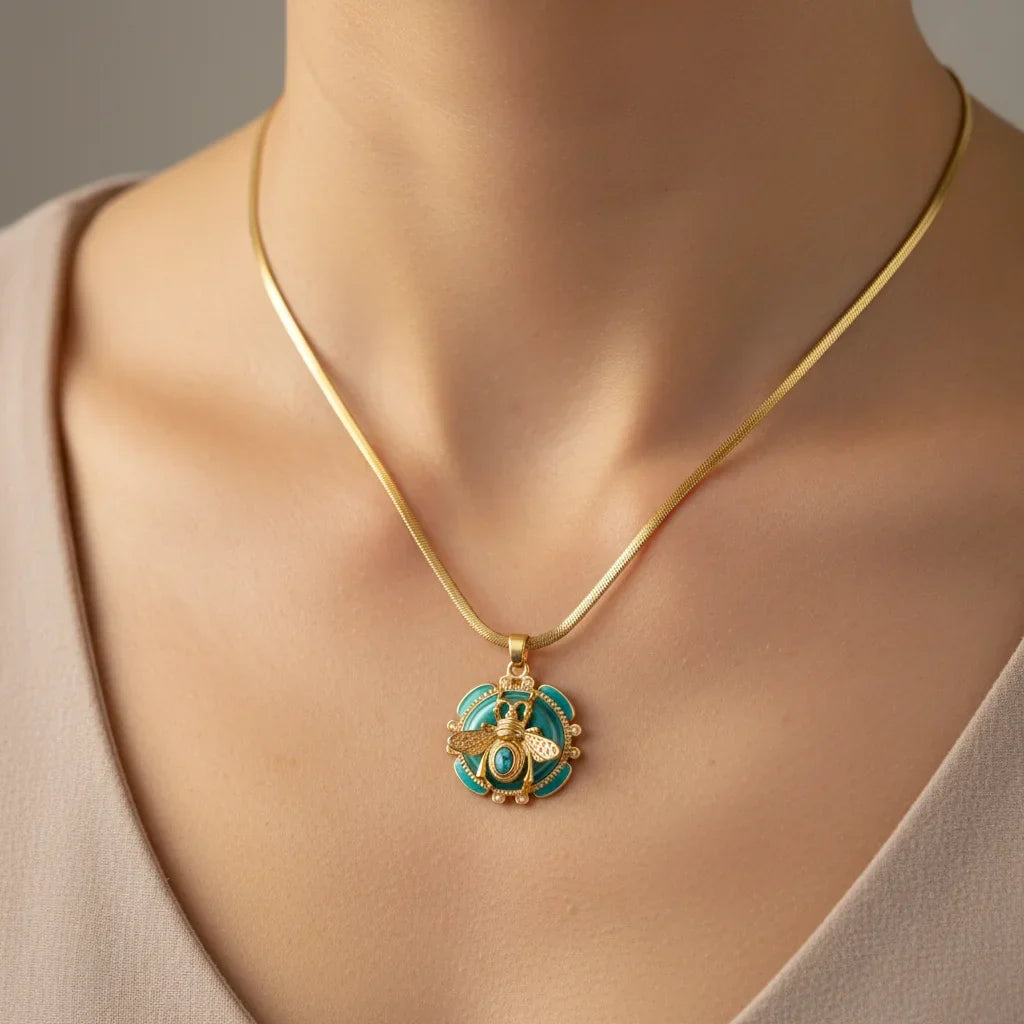 Colar com Pendente de Abelha em Ouro Chic e Turquesa