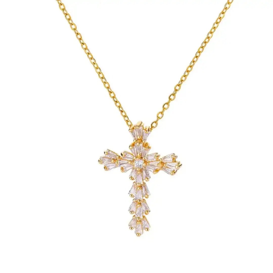 Colar Cruz Prateado com Zircónia – Design Atemporal