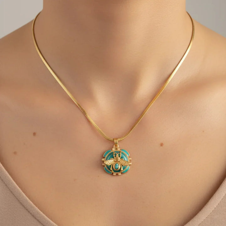 Colar com Pendente de Abelha em Ouro Chic e Turquesa