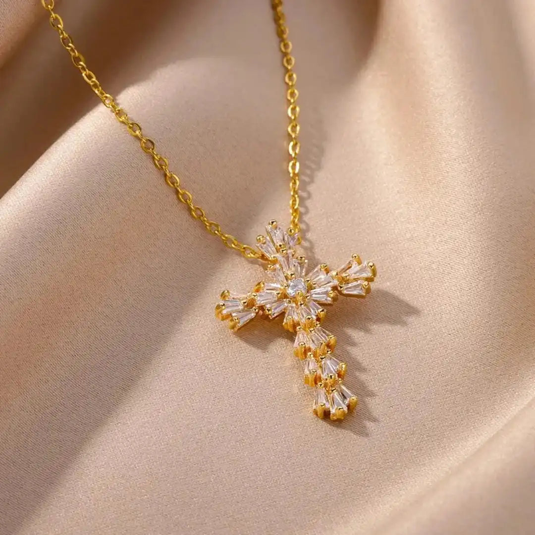 Colar Cruz Prateado com Zircónia – Design Atemporal