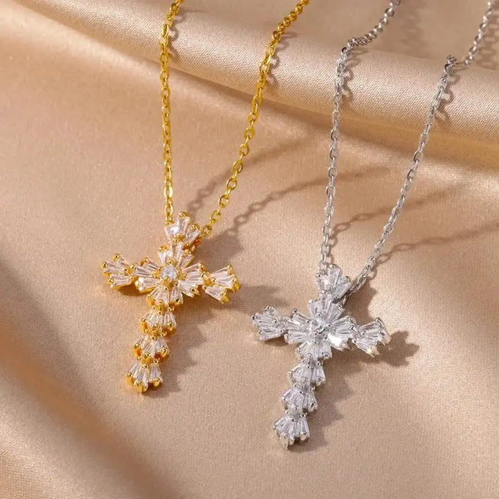 Colar Cruz Prateado com Zircónia – Design Atemporal