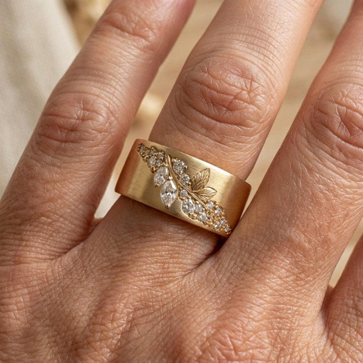 Anel Folha com Incrustação Dourada e Zircônia – Elegante