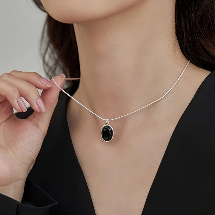 Colar Oval Preto Elegante em Ouro Branco