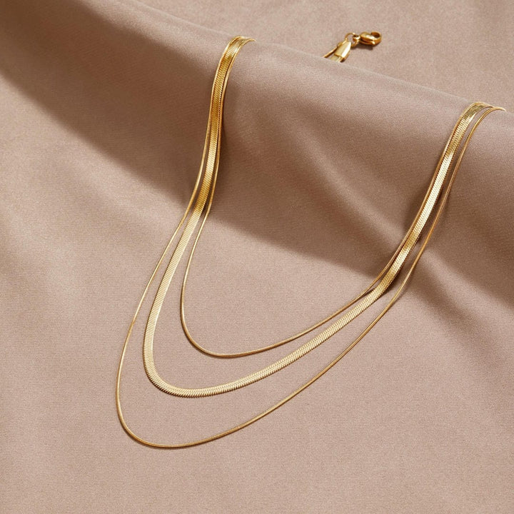 Colar Dourado em Múltiplas Camadas