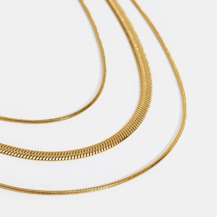 Colar Dourado em Múltiplas Camadas