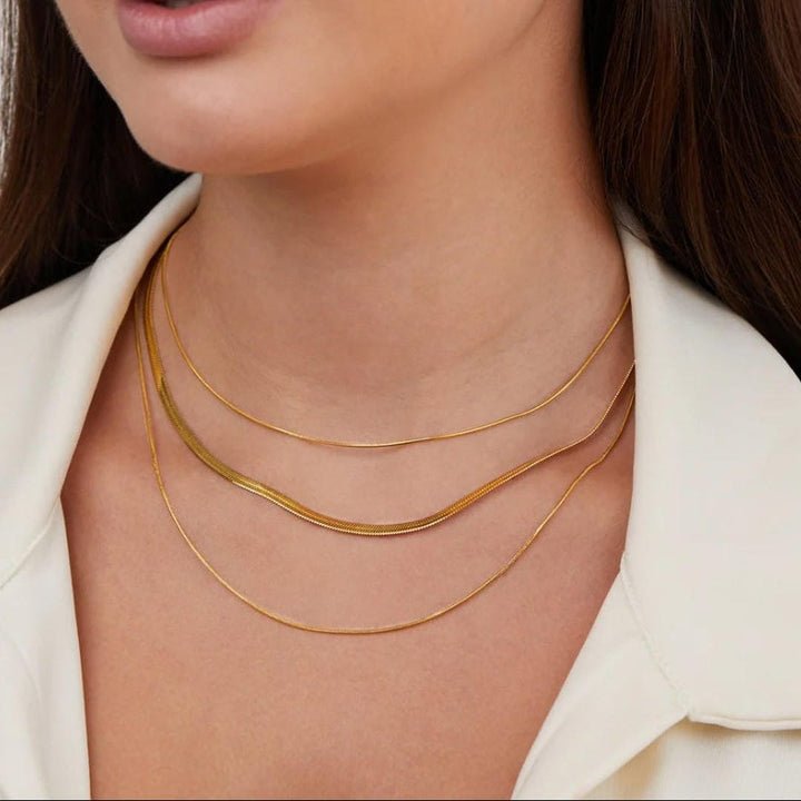 Colar Dourado em Múltiplas Camadas