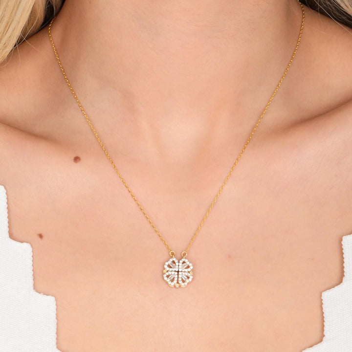 Colar de Trevo Dourado com Pendente de Coração em Pedra de Zircão