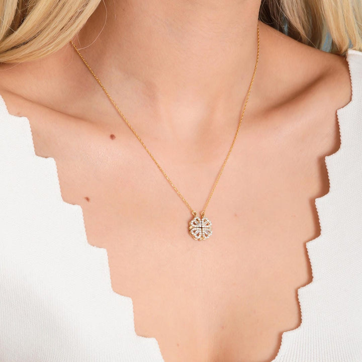 Colar de Trevo Dourado com Pendente de Coração em Pedra de Zircão