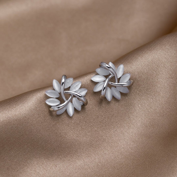 Brincos de Prata com Detalhes Florais em Opala
